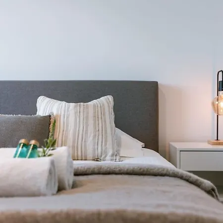 Апартаменты Huswell - Stylish New - Free Parking *